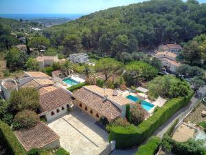 een luchtzicht op een huis met een zwembad bij Private villa swimming pool hills Cannes in Vallauris