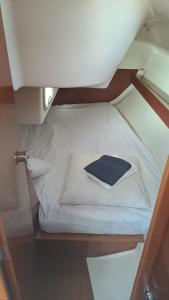 a small bed in the middle of a room at Le voilier du soleil in Sainte-Marie-la-Mer