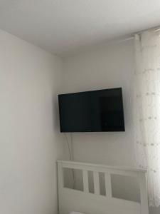 a flat screen tv hanging on a white wall at Ferienwohnung Monteurwohnung Kassel zentral ll in Kassel