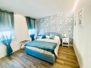 1 dormitorio con cama azul y cortinas azules en Star Soave Rooms - Locazione Turistica, en Soave