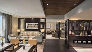 Posezení v ubytování Aspen Chalets by Kempinski Hotel Mall of The Emirates
