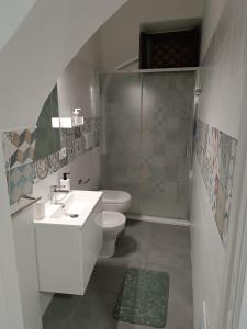 La salle de bains est pourvue de toilettes, d'un lavabo et d'une douche. dans l'établissement La Casetta di Elia, à Lipari