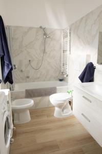 uma casa de banho com um WC, uma banheira e um lavatório. em Al n°35 - Una volta a Torino em Turim