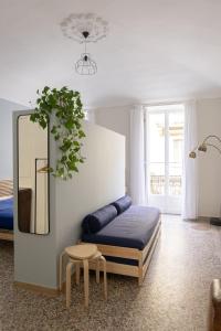 um quarto com uma cama, um espelho e uma planta em Al n°35 - Una volta a Torino em Turim