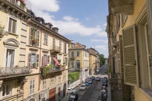 uma vista para uma rua da cidade com edifícios em Al n°35 - Una volta a Torino em Turim