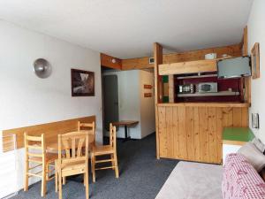 une chambre avec une table et des chaises ainsi qu'une cuisine dans l'établissement Appartement Les Arcs 1800, 2 pièces, 5 personnes - FR-1-411-694, à Bourg-Saint-Maurice