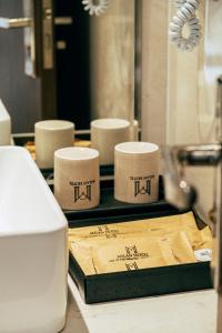 tres tazas de café sentadas en una bandeja en un mostrador en Milan Hotel Ninh Bình, en Ninh Binh