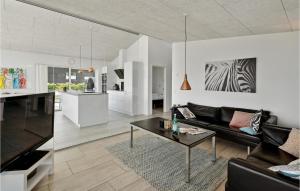 ハザスレウにあるStunning Home In Haderslev With House Sea Viewのリビングルーム(ソファ、テーブル付)