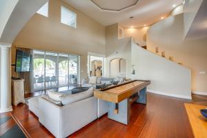 Un televizor și/sau centru de divertisment la Pool and Boat Dock Pet-Friendly Cape Coral Home