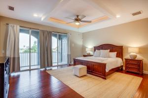 Un pat sau paturi într-o cameră la Pool and Boat Dock Pet-Friendly Cape Coral Home +30 fotografii