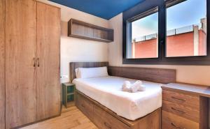 una camera da letto con un letto con un orsacchiotto sopra di Livensa Living Studios Valencia Marina Real a Valencia