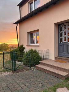 LambertsbergFerienwohnung Mesdag的房屋前有门的房子