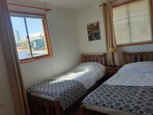 Duas camas num quarto com uma janela em Room in Lodge - I Valparaluz House 4 People, Private Bathroom em Valparaíso