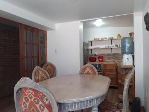 uma sala de jantar com uma mesa e cadeiras numa cozinha em Room in Lodge - I Valparaluz House 4 People, Private Bathroom em Valparaíso
