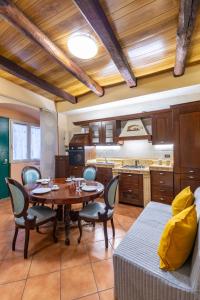 een keuken met een tafel en stoelen in een kamer bij Amphitheater Apartment by Wonderful Italy in Napels