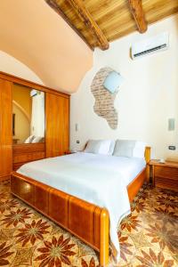 een slaapkamer met een groot bed in een kamer bij Amphitheater Apartment by Wonderful Italy in Napels