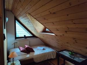 Habitación en el ático con 1 cama y 2 ventanas en PANORAMA Mielno, en Mielno