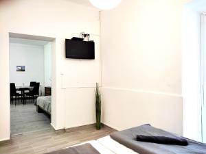 - une chambre avec un lit et une télévision murale dans l'établissement DunapArt Apartment, à Vác