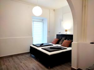 uma cama num quarto com uma janela em DunapArt Apartment em Vác