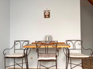 ウェバにあるPokoje gościnne Labaのテーブル(椅子3脚付)