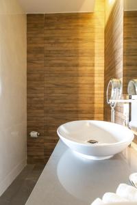 baño con bañera blanca y paredes de madera en Luxurious Apartments With BBQ Pool Garden Jungle View en Akumal
