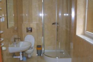 W łazience znajduje się prysznic, umywalka i toaleta. w obiekcie Hotelik Likusy - przy plaży nad jeziorem Ukiel i z bezpłatnym prywatnym parkingiem w Olsztynie