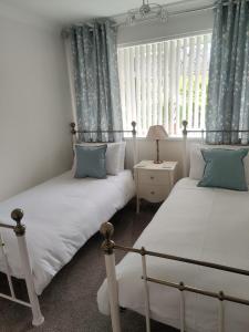 Un pat sau paturi într-o cameră la Stunning Views Peaceful Split Level Bungalow