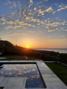 Cádiz punta carnero 1 في الجزيرة الخضراء: غروب الشمس على المحيط من حمام السباحة