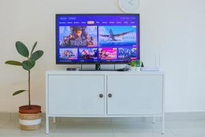 Μια τηλεόραση ή/και κέντρο ψυχαγωγίας στο Mount Austin IKEA, AEON 10mins -Pool View- C115