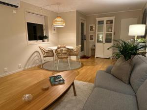 sala de estar con sofá y mesa en Apartments Bergen with sea view! en Bergen