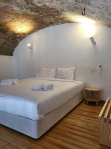 um quarto com uma cama branca num quarto em Solar de Arrayollos Charming House em Arraiolos