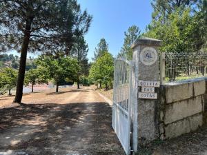a gate with a sign that reads country kiss forces at Quinta das Covas - Trancoso in Trancoso