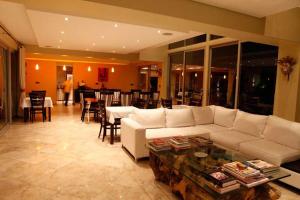 un soggiorno con divano bianco e tavolo di La Familia Vertigo Boutique Hotel a Windhoek