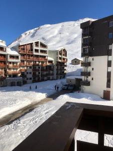 a building in the snow with a mountain in the background at Tignes : cocon luxueux au pied des pistes in Tignes