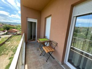 einen Balkon mit einem Tisch und Stühlen darauf in der Unterkunft ZOJA Apartments #2 in Kavadarci