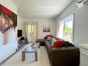 un soggiorno con divano e tavolo di Villa Gaïa a Sainte-Maxime