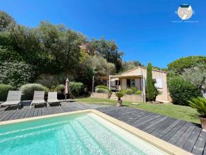 une villa avec une piscine et une maison dans l'établissement Villa Gaïa, à Sainte-Maxime