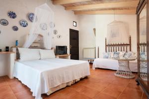 Postel nebo postele na pokoji v ubytování Exclusiva Villa de Lujo en Portopetro, Finca Na Timonera + 85 fotografií