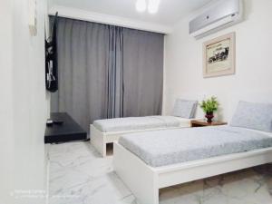 ein Hotelzimmer mit 2 Betten und einem Fenster in der Unterkunft Port Said city, Damietta Port Said coastal road in Port Said
