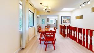 uma sala de jantar com uma mesa vermelha e cadeiras em Spacious 3 bedroom house em Gibsons
