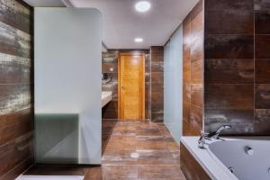 y baño con bañera y ducha a ras de suelo. en Checkin Madrid Móstoles, en Móstoles