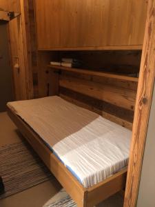 ティーニュにあるTignes : cocon luxueux au pied des pistesの木製の二段ベッドが備わる客室で、