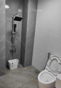 La salle de bains est pourvue d'une douche et de toilettes. dans l'établissement Golden Mountain Homestay, à Rizal