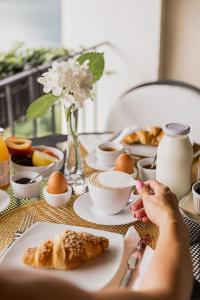 una mesa cubierta con platos de comida y huevos en Villa Antica Colonia - Lake Orta - Suite Apartments Adults Only - SPA & Wellness en Pettenasco