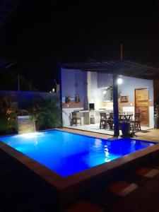 聖米格爾－杜戈斯托蘇的住宿－Recanto Celestino 3，夜晚的蓝色游泳池与房子