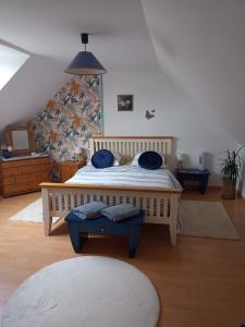 ein Schlafzimmer mit einem Bett mit blauen Kissen darauf in der Unterkunft Four chimneys in Treffrin