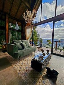 Uma área de estar em Cabanas Bougainville Hospedagem sofisticada em nova Petrópolis
