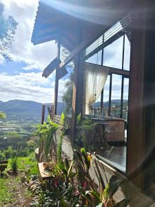 Casa con ventana con vistas a las montañas en Cabanas Bougainville Hospedagem sofisticada em nova Petrópolis, en Nova Petrópolis