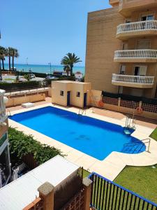 una gran piscina frente a un edificio en Casa Playa Guadalmar en Málaga