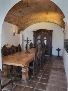 阿拉約洛斯的住宿－Solar de Arrayollos Charming House，一间带木桌和椅子的用餐室